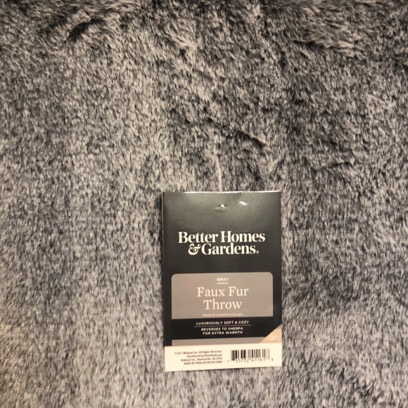 NWT Gray Snow Faux Fur Sherpa Throw; Nonsmoking home - Picture 2 of 4